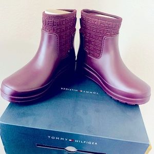 Women’s Burgundy Waterproof Round toe Size 5 Blayr Rain Boot TOMMY HILFIGER New